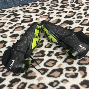 Nästan helt nya fotbollsskor Nike Air Zoom Mercurial Superfly Elite 9 FG - Svart/Grå/Vit/Neon - Har använt ett par gånger annars är helt nya.