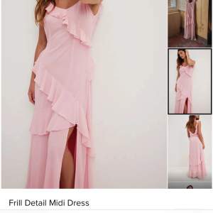 Söker denna denna rosa klänning i storlek 32 från NA-KD, pris kan diskuteras, hör gärna av ifall ni har den! 🩷🩷