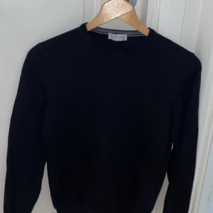 Gran sasso kashmir tröja  - Säljer nu min gran sasso kashmir tröja. Då den blivit förliten för mig. Den är i storlek small. Den är i fint skick och  den är en Kashmir och viskos blandning. 