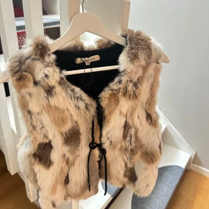 Pälsväst - Säljer denna pälsväst i storlek M, köpt på Sellpy men i super fint skick💗