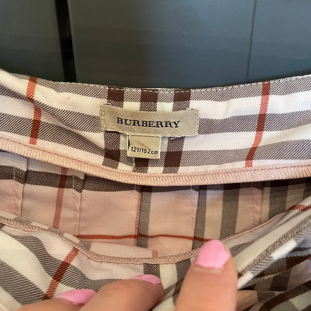 Så söt rosa burburry kjol, säljer pga lite för liten för mig. Skulle säga att den passar någon i xs/ liten S. Kjolar.