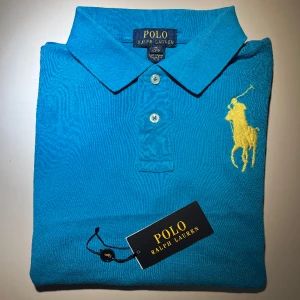 Ralph lauren Piké  - Riktigt snygg Ralph Lauren piké i riktigt bra skick:(9/10). Den är sparsamt använd och nypris är 895 kr. Snygg nu till vår och sommar. Passar storlek Xs i vuxenstorlek. Köp fler i min profil och få mängdrabatt och fri frakt. Skriv för frågor! //Carl