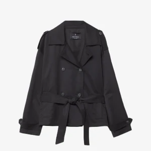 Svart tunn jacka  - Helt använd med prislapp kvar.  Nypris 450kr