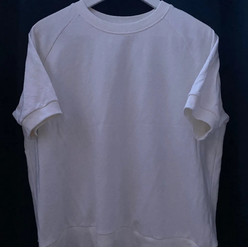 Säljer nu denna t-shirt tröjan ifrån lager 157, helt oanvänd så inga fläckar eller hål! Sälj ej längre sitter jättefint på🤍i stolek s, säljer för 100kr+frakt kom privat för mer🤍🤍. T-shirts.