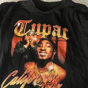 Tupac T-shirt , jätte fin och bra kvalite. helt ny. Storlek S men passa allt mellan Xs-M