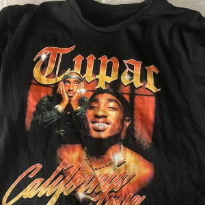 Tupac tröja - Tupac T-shirt , jätte fin och bra kvalite. helt ny. Storlek S men passa allt mellan Xs-M