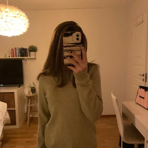 Beige stickad tröja😽 - En fin beige stickad tröja som tuvärr inte kommer till användning. Passar bra till både jeans och kjolar!💗