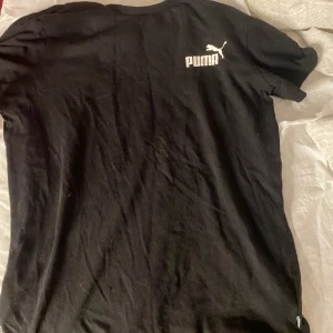 Puma tröja - Svart puma tröja, vanligt T-shirt. är köpt på barnavdelningen men jag som är 155 passar den perfekt