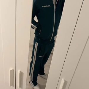 Palm Angels tracksuit - Säljer min Palm Angels tracksuit då jag aldrig har på mig den. Väldigt fin grön färg som ja tror att du skulle älska! Kan frakta!!!