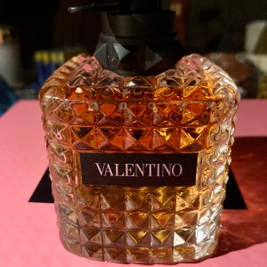 *NY* EDP 100 ml Valentino Donna Born in Roma  - *NY*Valentino Donna Born in Roma EDP 100 ml, oöppnad, kommer fr en box Ord pris: 1400 Pris nu: 900 kr En modern blommig Edp. Doften tolkar symbiosen mellan Haute Couture och modernitet med inspiration från Rom. 