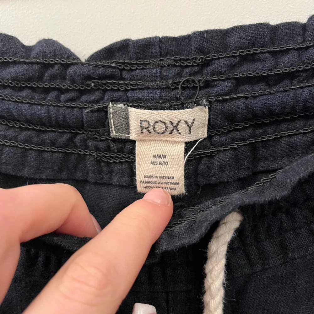 Säljer ett par Roxy linnebyxor jag köpte här på Plick förra veckan. De var lite korta för mig. Men de va superfin! (Jag stryker dem innan jag postar dem!!)  Säljer för 330kr☺️. Jeans & Byxor.