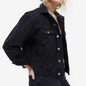 Säljer denna snygga jeansjacka ifrån H&M i storleken 40 😍 den är använd med i mycket gott skick! 