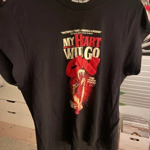 Cool t-shirt  - Cool t-shirt med texten ”my heart will go on” från cheap monday.