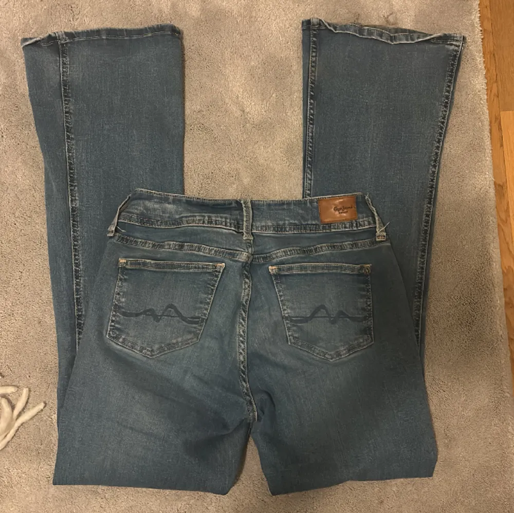Snygga jeans i bra skick förutom lite slitningar längst ner. Modell flare, mod waist. W28 L32. Jeans & Byxor.