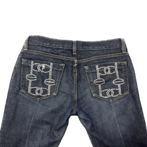 Bebe jeans - Bebe lowrise straight jeans i gott skick med rhinestones! Midjan ligger på 37 cm och innerbensmått 72 cm, så passar någon runt 160 cm💕 Skriv gärna vid frågor! Kan sänka vid snabbt köp💋