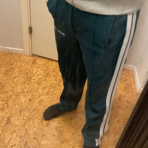 Säljer ett par fettta gröna Palm angels byxor storlek M men passar S kan även byta mot något   - 8/10 skick 