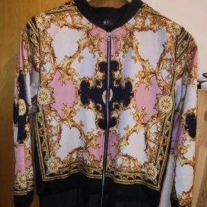 Tunn Jacka  - Jättefin tunn Jacka. Använd 2 ggr. Stl S. Önskas fler bilder så skriv 😊 