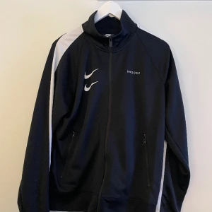Tränings jacka - En jacka/kofta ifrån nike i storlek s. Fint skick men kommer inte till användning. Herr modell men passar en kvinna också :) 