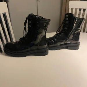 Nya kängor  - Inköpt innan jul. Endast provat en gång . Köpte fel storlek. Skinande coola boots, storlek 39. 