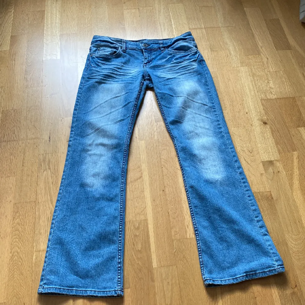 Lågmidjade straight/bootcut jeans. Storlek w30 L34 Innerbenslängd 83cm Midjemått 41cm. Kolla min profil för liknande💕☺️. Jeans & Byxor.