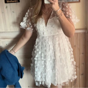 Studentklänning  - Säljer denna superfina klänning från bubbleroom, endast testad aldrig använd. Lappen sitter kvar.  Storlek 36. Tveka inte att höra av dig om frågor, pris kan diskuteras 