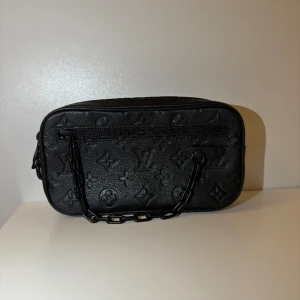 Louis Vuitton bag - Säljer nu min Louis Vuitton handväska. Använd ett fåtal gånger, i väldigt fint skick. Nypris ca 15000kr, mitt pris 6999kr finns kvitto