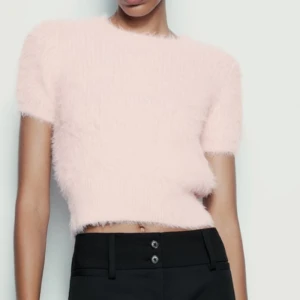 Zara topp - Jätte fin topp från zara som är använd 1 gång,så den är som ny. Storlek xs. Köpte för 259 men kan diskutera pris. Storlek s men skulle säga att den är som xs. 