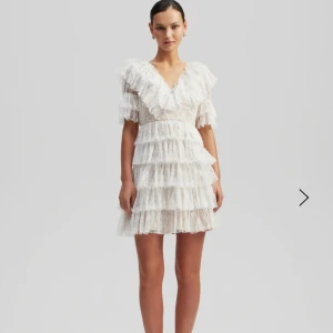 Studentklänning  - Superfin By Malina sky dress, perfekt till studenten💕 Köpt från by malina för 2800kr, den är slutsåld på hemsidan. Aldrig använd, prislappen sitter kvar. Säljer pga har en annan klänning till studenten.🤗