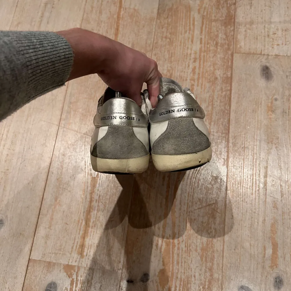 Ett par sjukt snygga golden goose skor i ett bra skick, box och dustbags medföljer såklart, bara höra av er för mer funderingar kring skorna!. Skor.