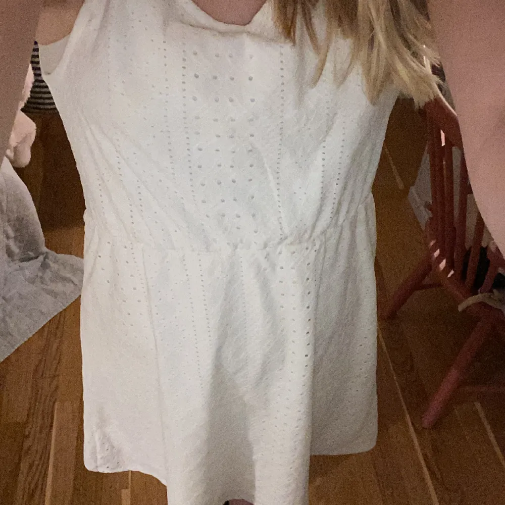 En superfin vit klänning med lite brodyr från H&M men börjar tyvärr bli förliten 🩷. Klänningar.