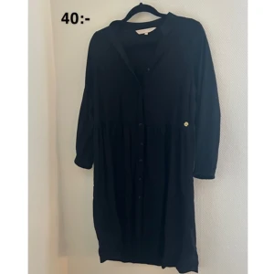 Klänning - Skjort/blus klänning från Pernilla Wahlgren. Oanvänd