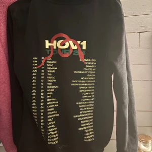 HOV 1 HODDIE  - Jag säljer min hoddie eftersom den aldrig kommit till andvändning, den är i bra stick och ser helt ny ut. Det är en hov 1 merch ifrån deras konsert 2023 i göteborg.