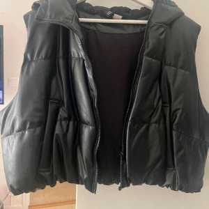 Väst från hm  - Kort skinnväst från hm Storlek L Använd 1 gång 