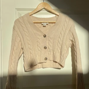 Stickad  - Kroppad tröja från Monki, endast använd en gång!💕