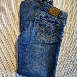 Supersnygga lågmidjade jeans i bootcut från Ralph Lauren. Älskar dem, men de är tyvärr för stora för mig 😫