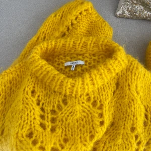 Stickad tröja från GANNI - En sån mysig tröja i en underbar orange/gul färg!!!! Stor, mysig och fluffig 🧡