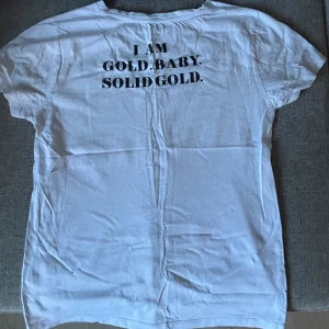 Vit T-shirt med sittat  - Jätte fin T-shirt med sittat på ryggen. Plagget är i storlek xs och från märker lager157💕💕