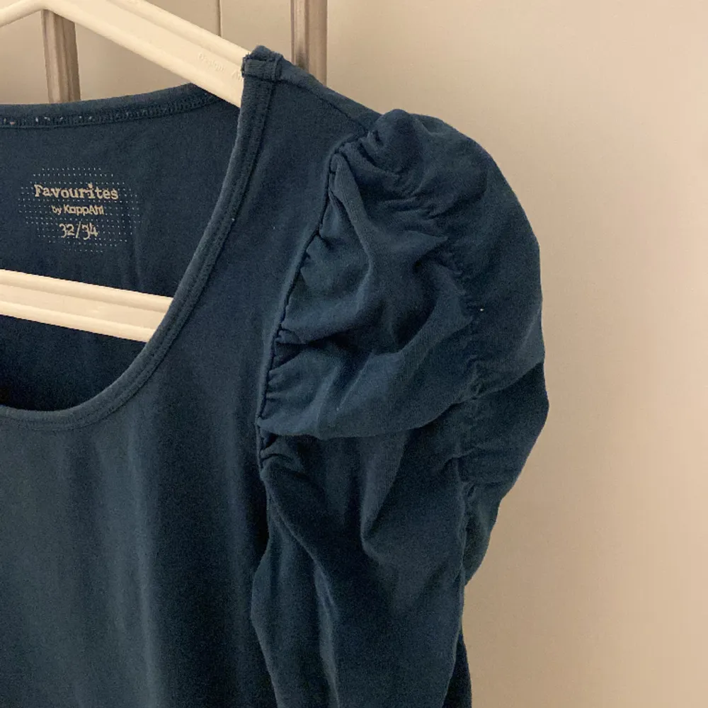 väldigt fin blågrön tröja med puffärmar och 3/4 ärmar. tunt material som sitter tajt mot huden. så fin på!💗 säljer pga att den inte längre används tyvärr. tryck inte på köp direkt☺️. Blusar.