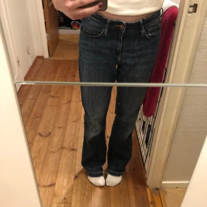 Jeans - Vintage jeans mon är uppsprättade vid sluten! Det är inte jätte tjockt tyg!💕🫣