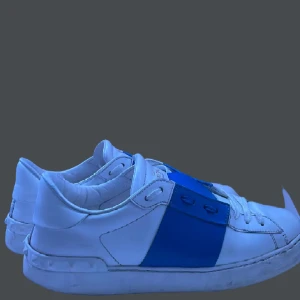 Valentino skor - Säljer dessa eftertraktade Valentino skor🙌🏼 Väldigt fräscht skick förutom några trasiga sömmar och märken under ena skon! (Därav priset)  Skriv vid funderingar🤝