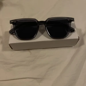 Solglasögon - Säljer mina chimi-liknande solglasögon. Har färgen smoke-grey, alltså inte svarta. De är nästintill nya och har inga tecken på användning. Frakt ingår i priset. Passar suveränt på både killar och tjejer.