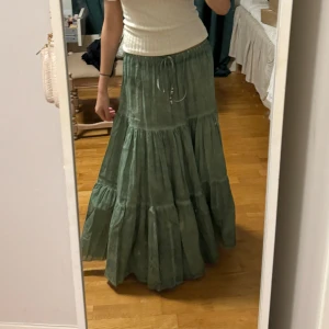 Lång kjol  - Säljer 2st långkjolar från zara! Säljer både XS och (S annan annons)! Båda är helt nya och lappar är kvar! Denna annons är för strl XS! Använd köp nu! Först till kvarn 🎀