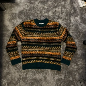 Stickad tröja  - Tröjan är köpt från weekday och är aldrig använd. Passar mig perfekt och jag är ca 182cm lång. Meddela vid övriga frågor!