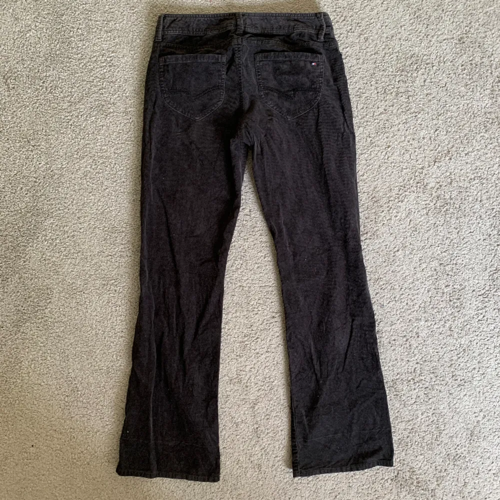 Ett par lågmidjade manchester byxor från Tommy Hilfiger. Sitter stort på mig med xs, är Size 4, passar en s/m. . Jeans & Byxor.