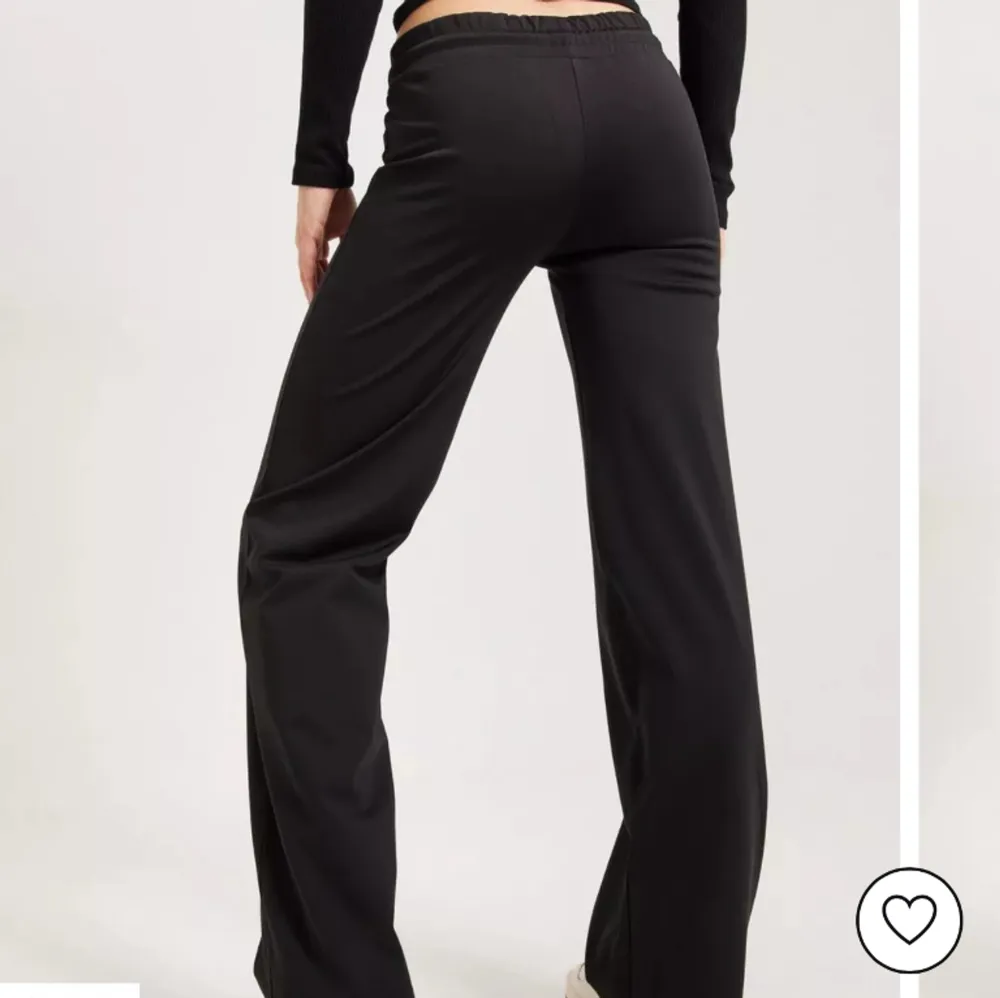 Lågmidjade byxor från Nelly strl M. Aldrig använda,  Säljer för 100 plus frakt. Köp gärna via ”köp nu”. Jeans & Byxor.
