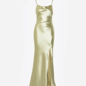 Klänning - Säljer min otroliga balklänning från 2023. fin grön färg med djup rygg, formar även kroppen fint. Perfekt till kommande bal m.m🌼 Använd en gång. det är jag på bilden!  Färgen finns inte längre kvar att köpa!🌷 