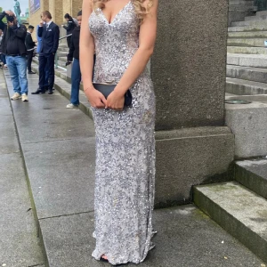 Balklänning  - Balklänning från Dressroom Linné. Använd 2 gånger. Kan skicka fler bilder 🩷Nypris 4990 kronor 