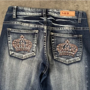 Coola jeans - Säljer dessa då de inte används längre. Står storlek L men passar som S. Lite slitningar längst ned, se bild 3. Väldigt långa på mig, är 163cm. 💗