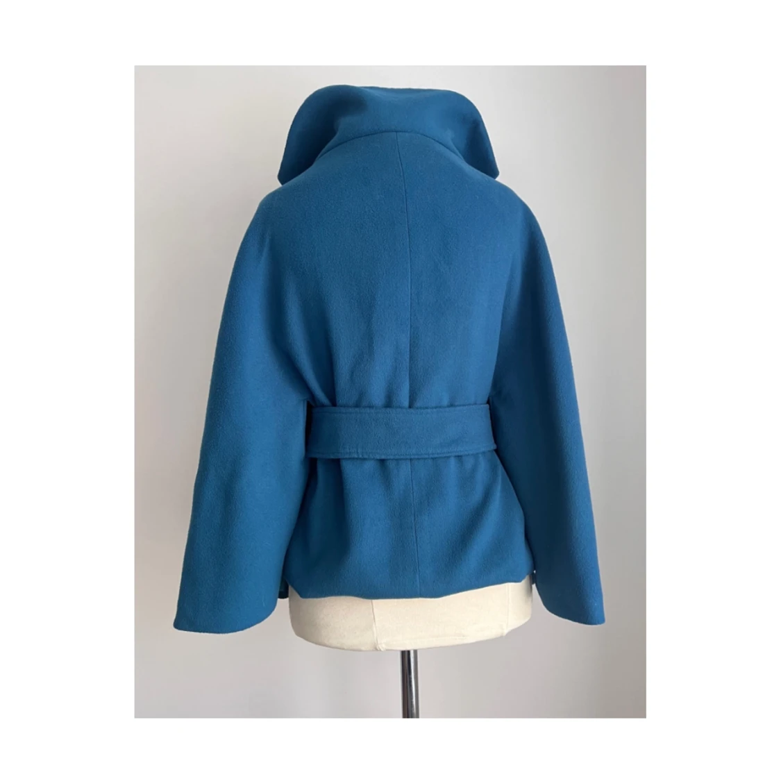 A-line formad cape/poncho med blomdetalj - 91