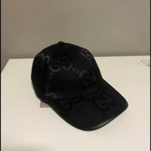 Gucci jumbo gg keps svart - Hej, säljer nu min fina gucci keps som har enbart varit använd 4 gånger. Den är i ny skick och dustbag tillkommer. Boxen blev tyvärr vatten skadad så var tvungen att kasta den. Hör av dig om du har någon fråga eller vill diskutera priset ✅📦💸